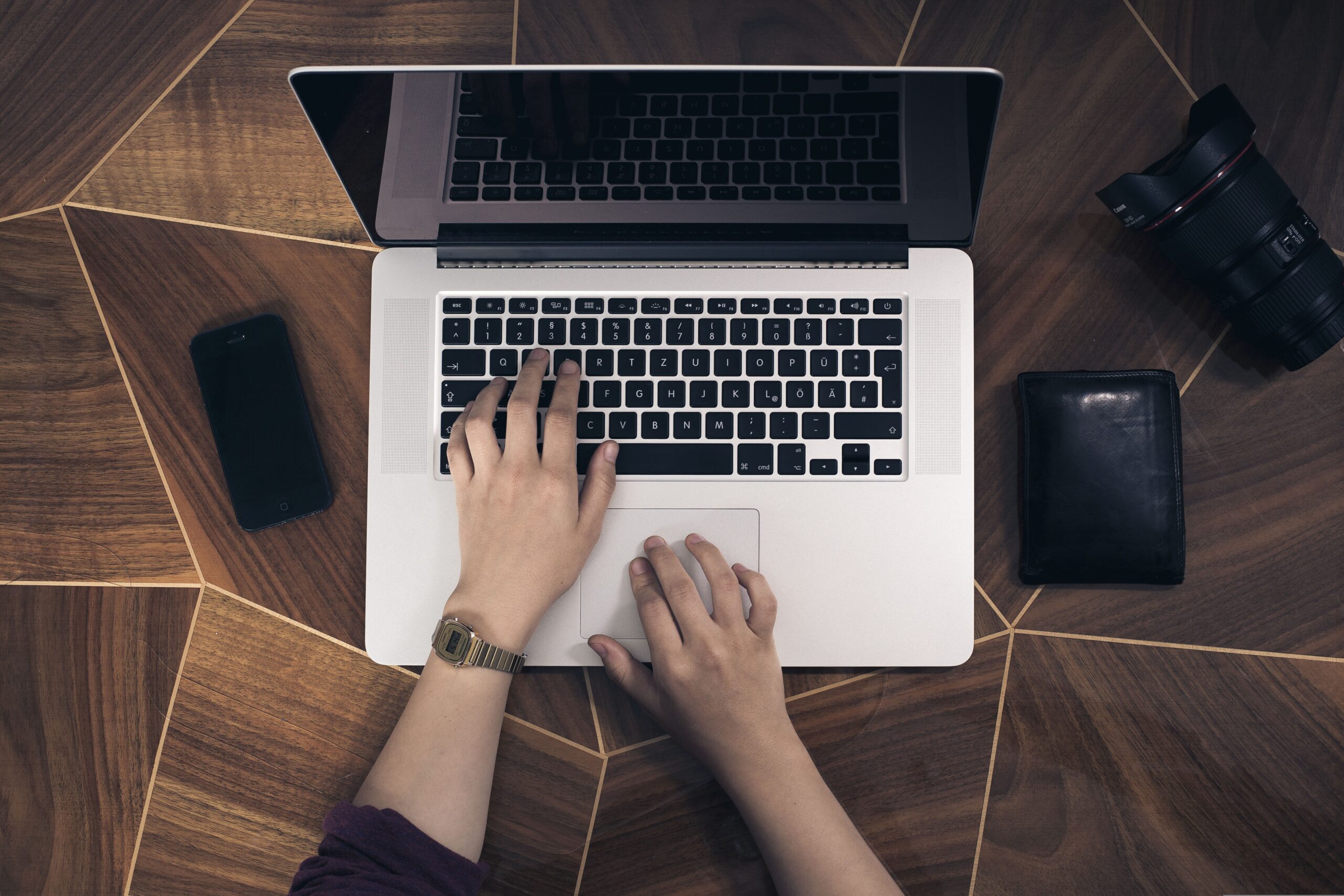 Hände tippen auf eine Laptop Tastatur